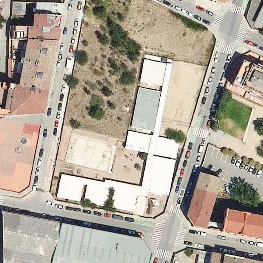 Вид згори на територію школи «Escola Valldaura»