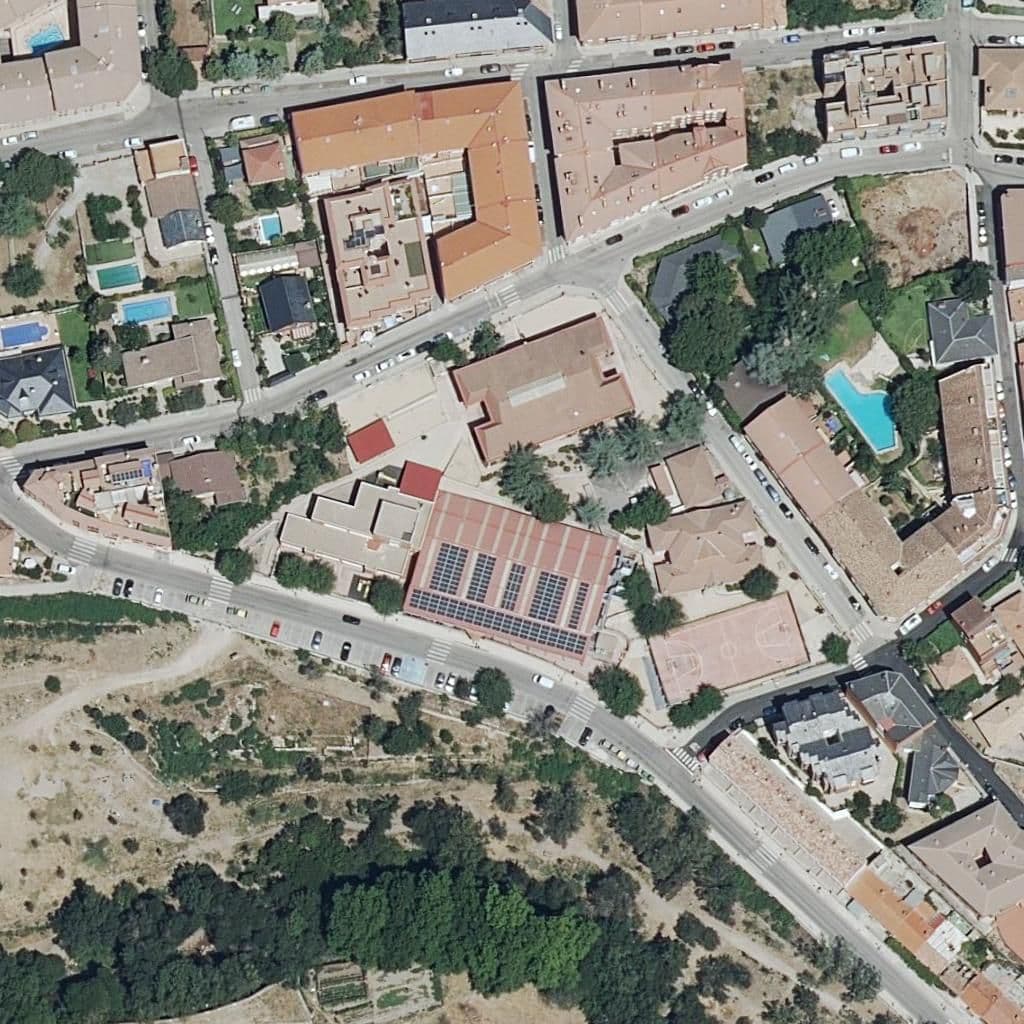 Вид сверху на территорию школы «Virgen De La Peña Sacra»