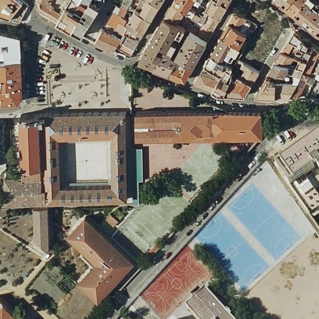 Вид сверху на территорию школы «Sagrada Familia»