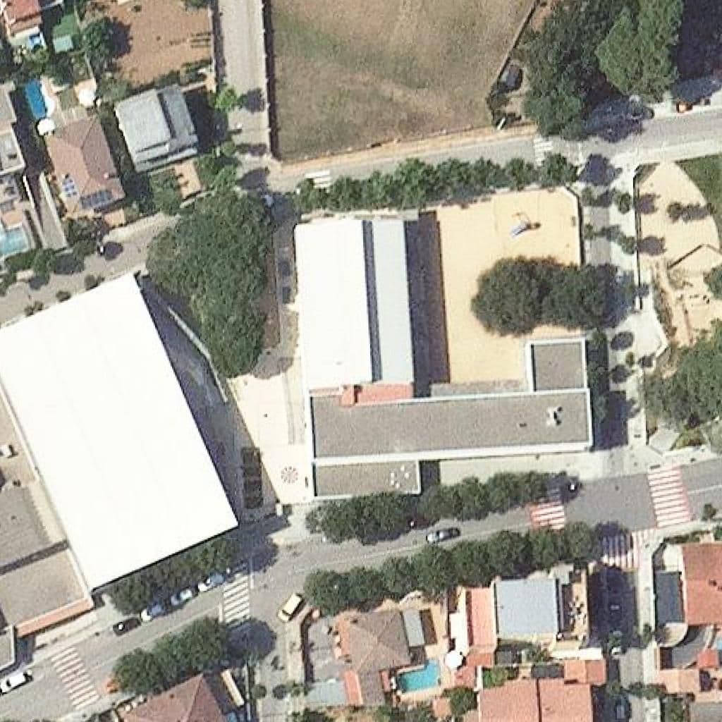 Вид згори на територію школи «Escola Pompeu Fabra»