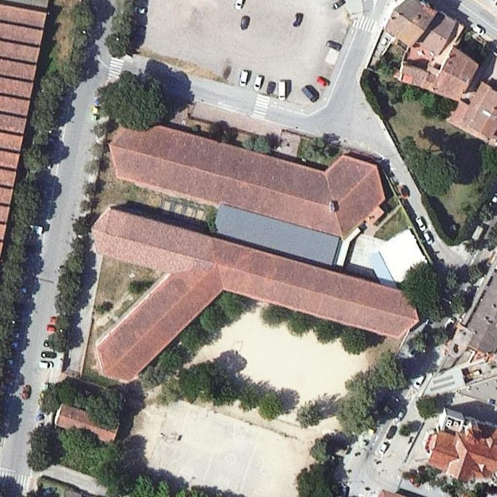 Вид згори на територію школи «Institut De La Roca Del Vallès»
