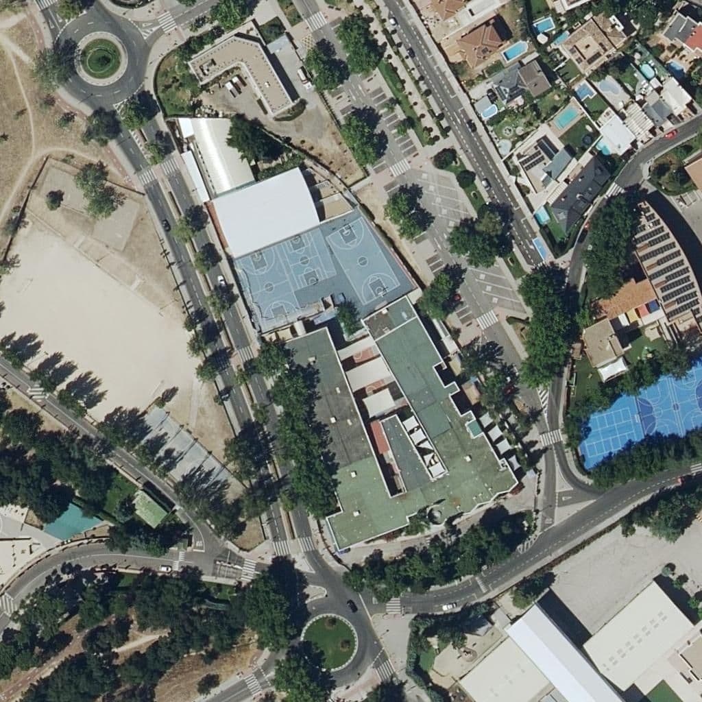 Вид сверху на территорию школы «Liceo Sorolla International School»