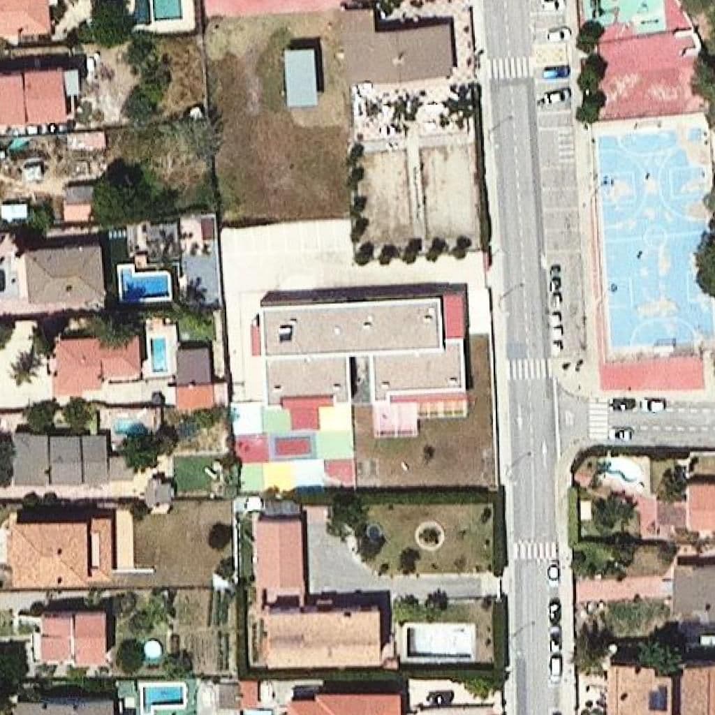 Вид сверху на территорию школы «Escola Bressol El Petit Príncep»