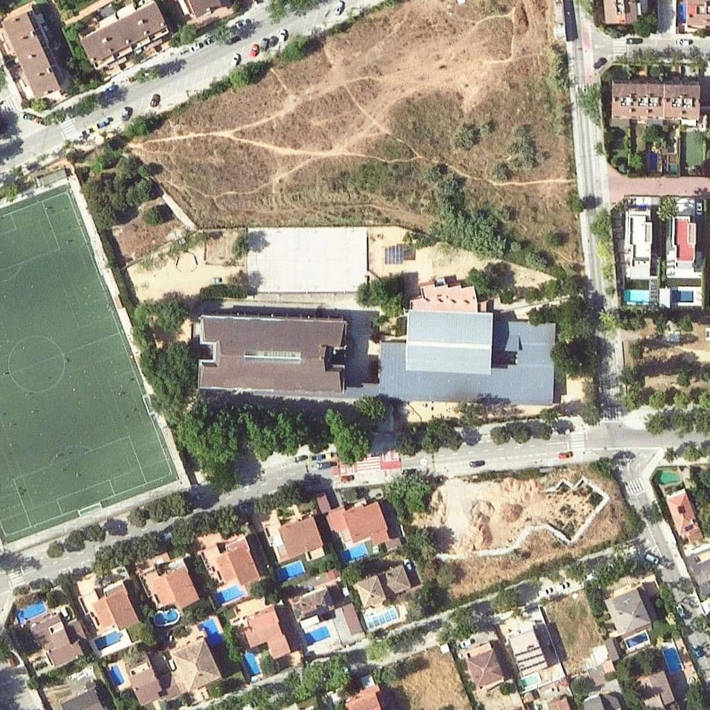 Вид сверху на территорию школы «Institut Escola Catalunya»