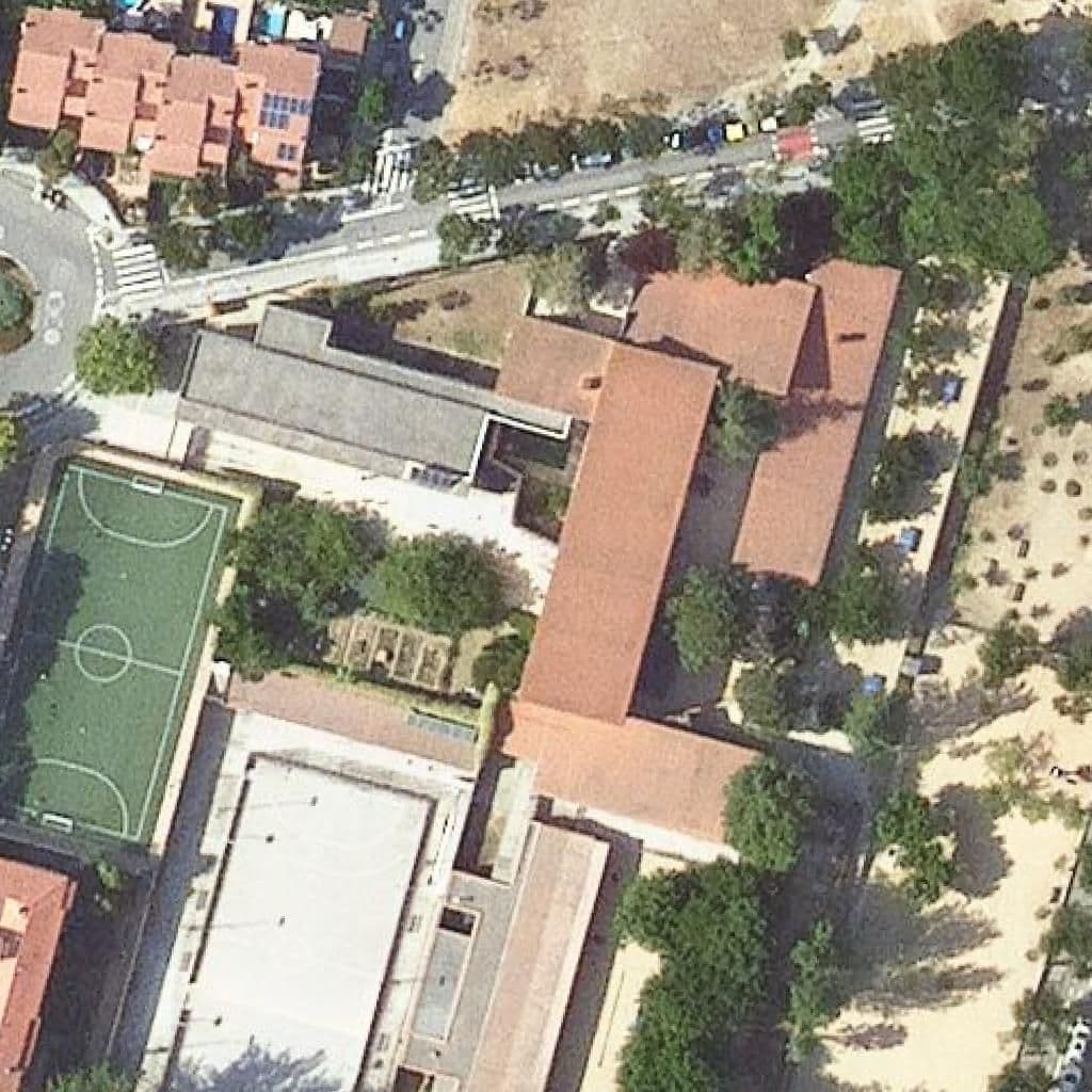 Вид згори на територію школи «Escola Collserola»