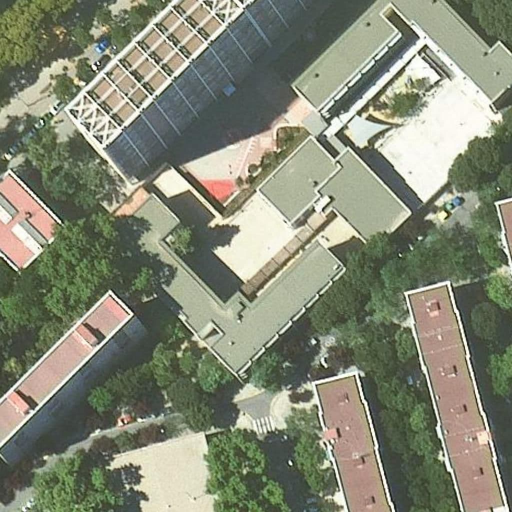 Вид згори на територію школи «Eoi Barcelona Iv»