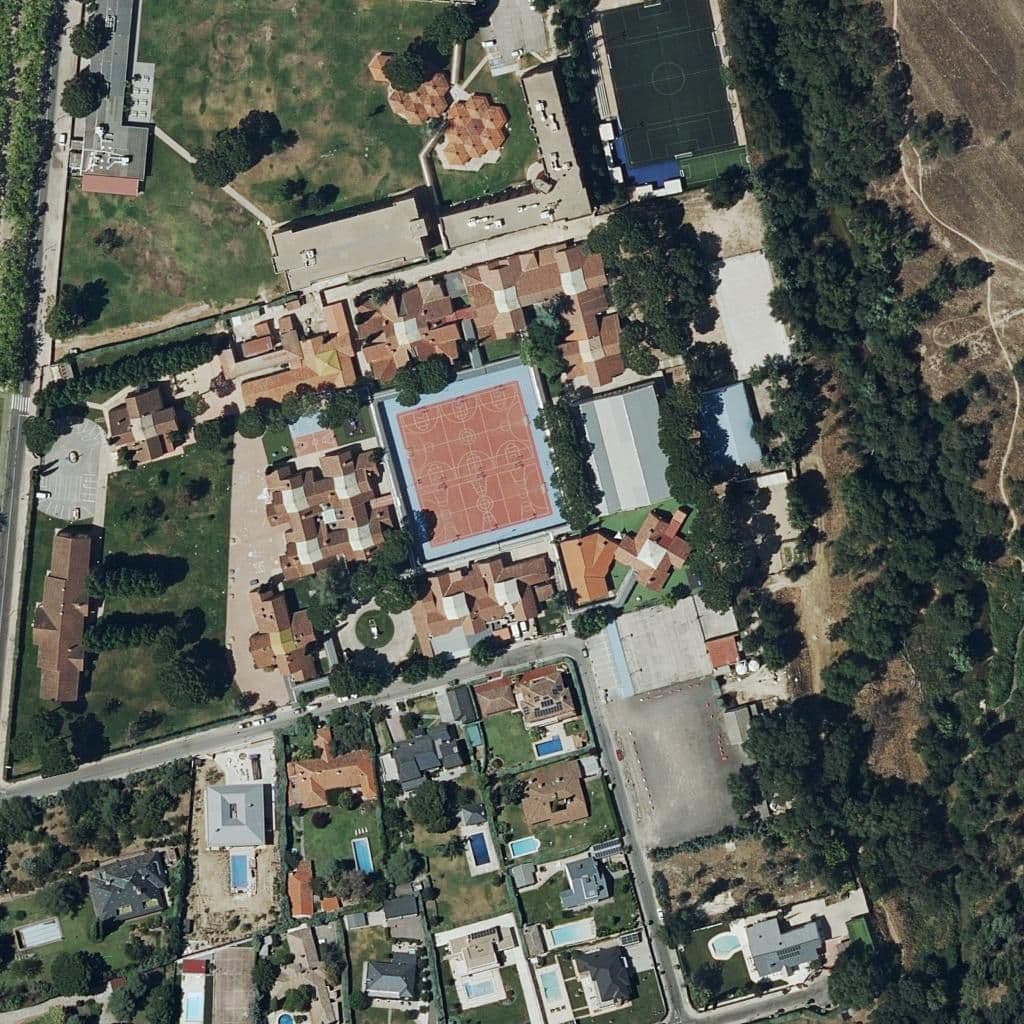 Вид сверху на территорию школы «Colegio Internacional Sek-El Castillo»