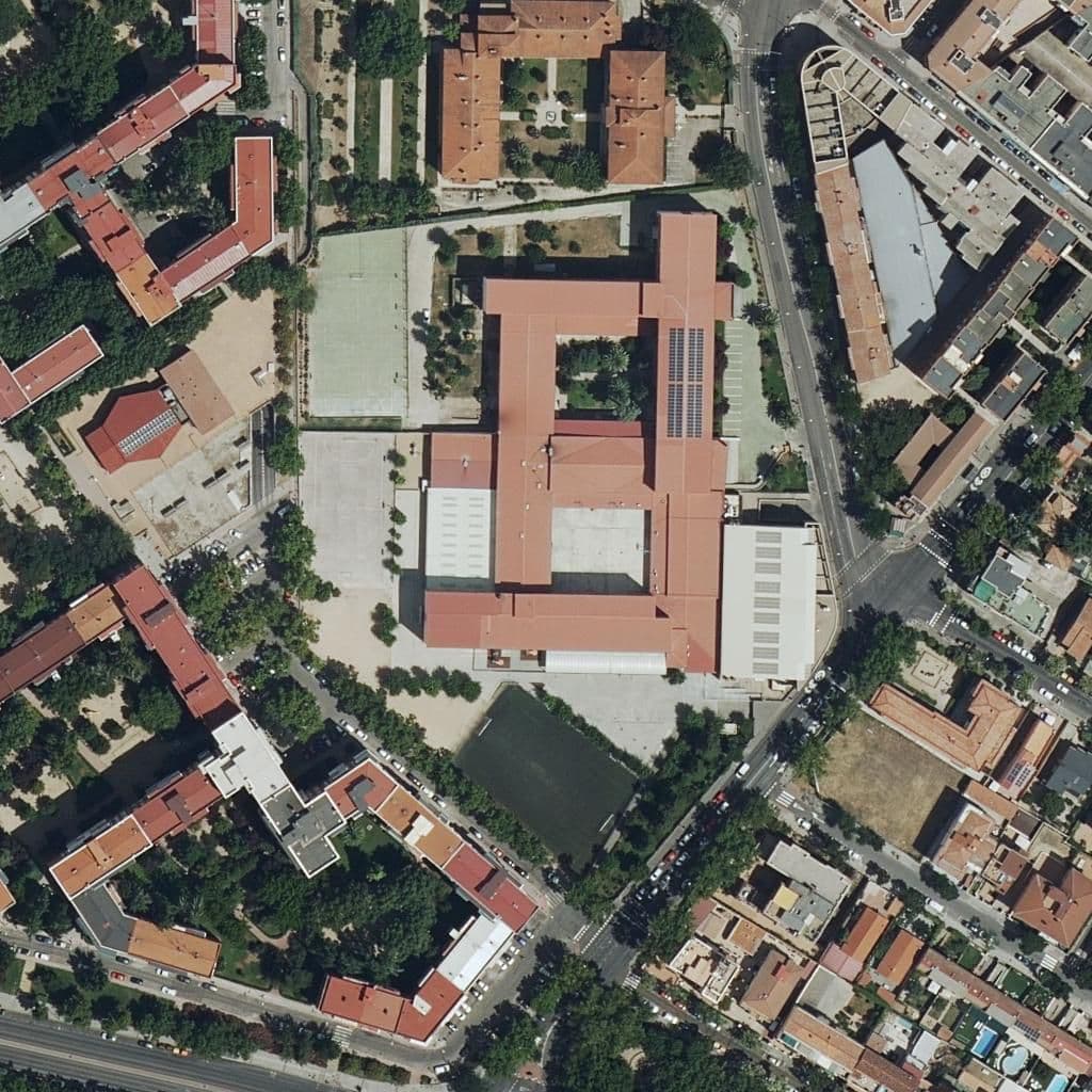 Вид сверху на территорию школы «Parque»
