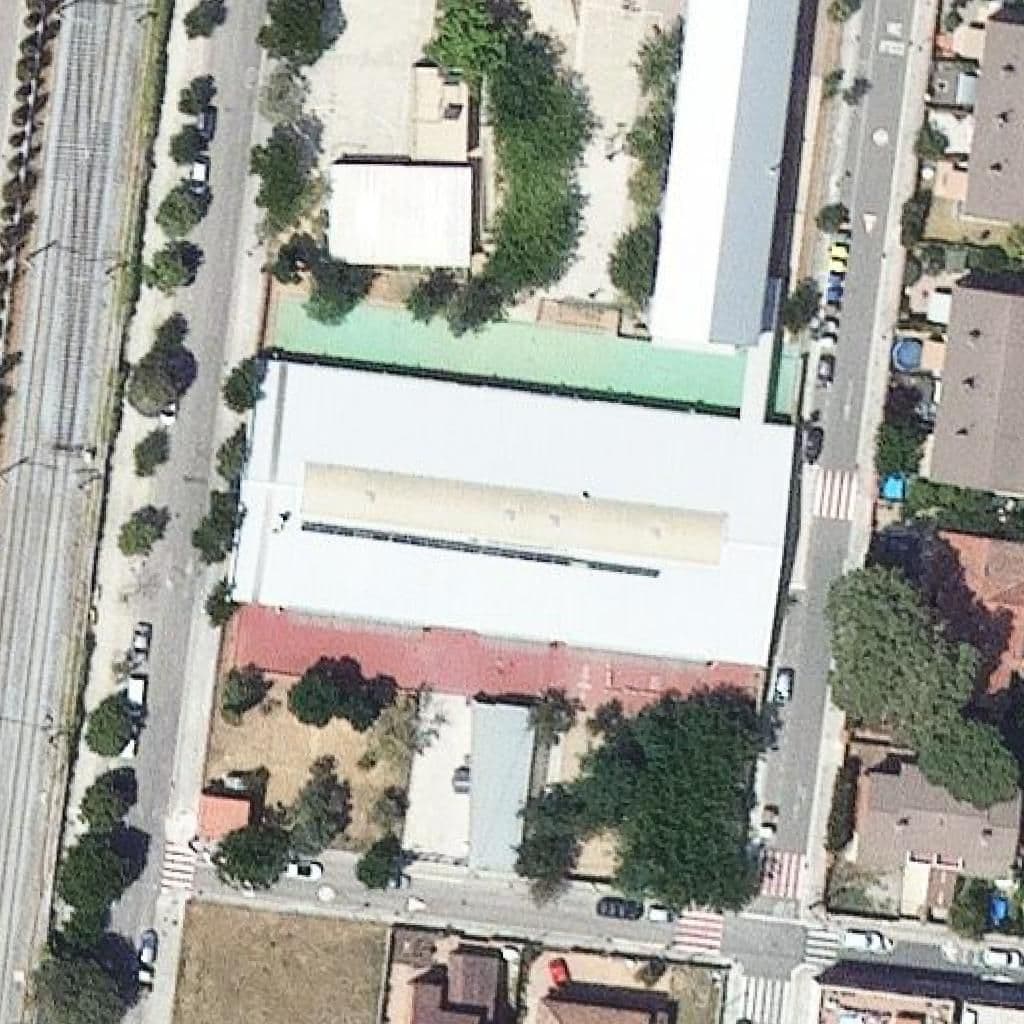 Вид згори на територію школи «Escola Pilarín Bayés»