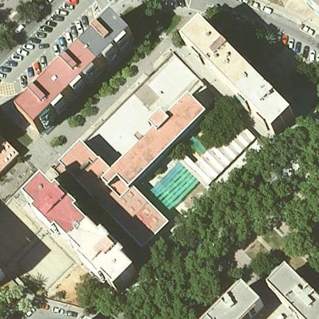 Вид сверху на территорию школы «Escola Els Porxos»