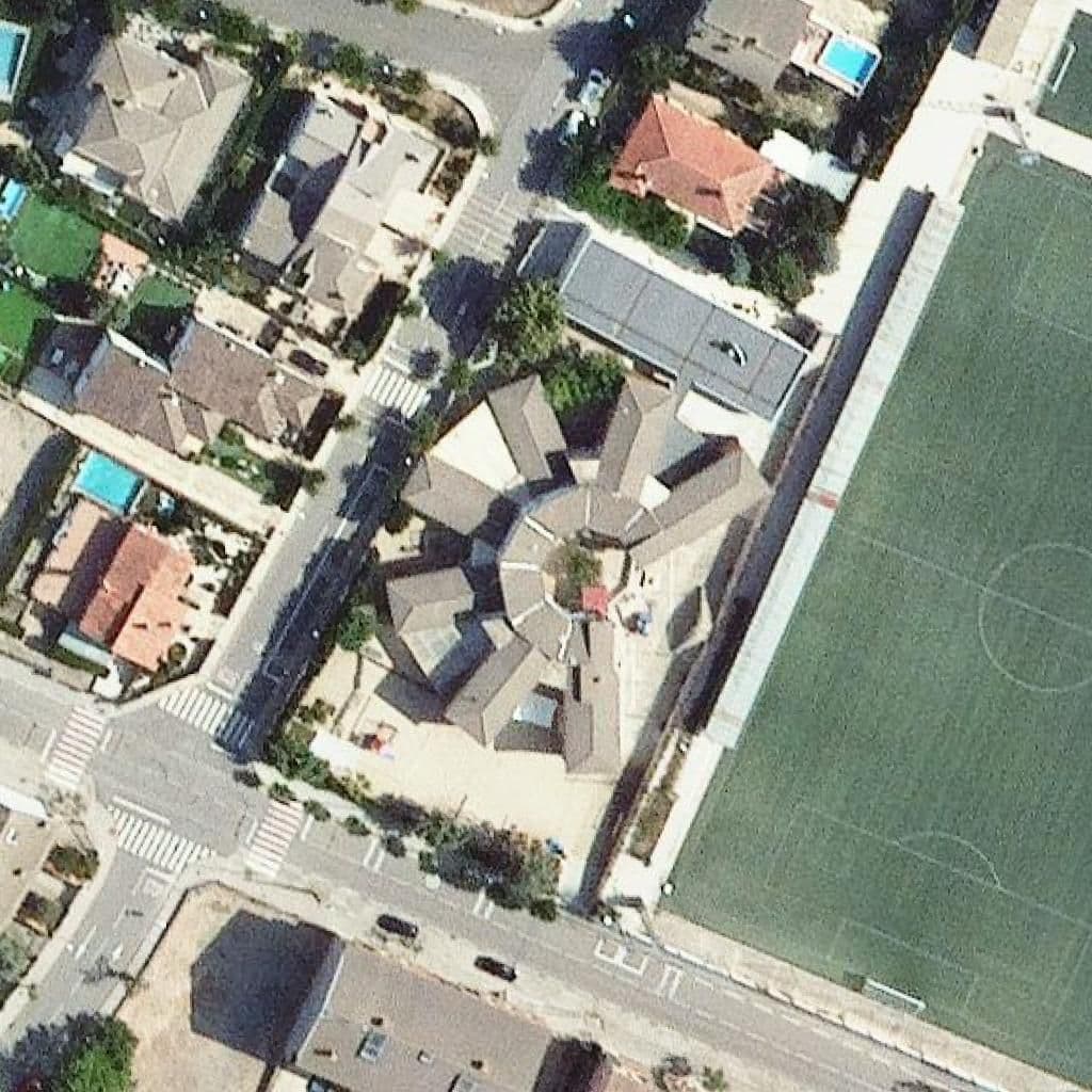 Вид сверху на территорию школы «Escola Mestre Ramon Estadella I Torradeflot»
