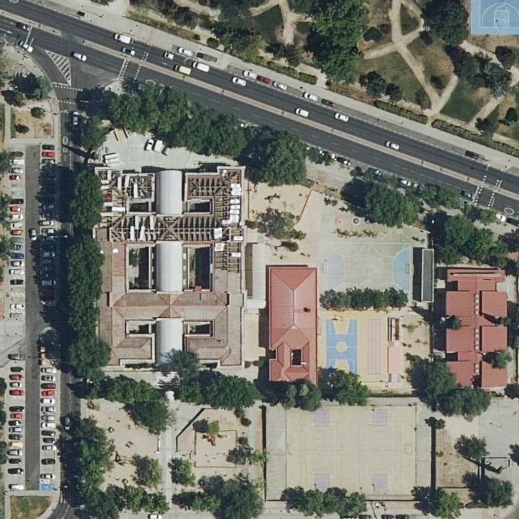 Вид сверху на территорию школы «Meseta De Orcasitas»