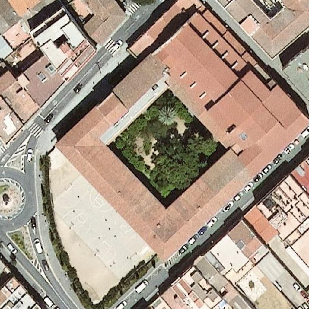Вид згори на територію школи «Institut Salvador Vilaseca»