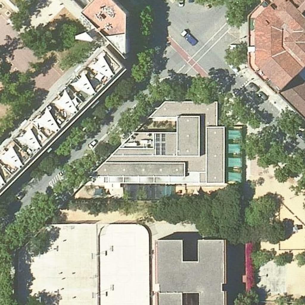 Вид згори на територію школи «Escola Bressol Municipal Cobi»