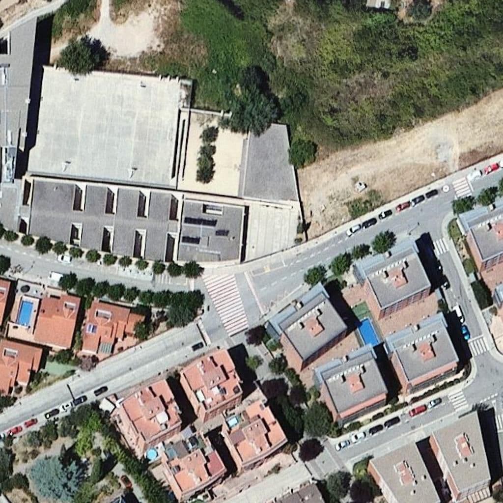 Вид сверху на территорию школы «Institut Gelida»