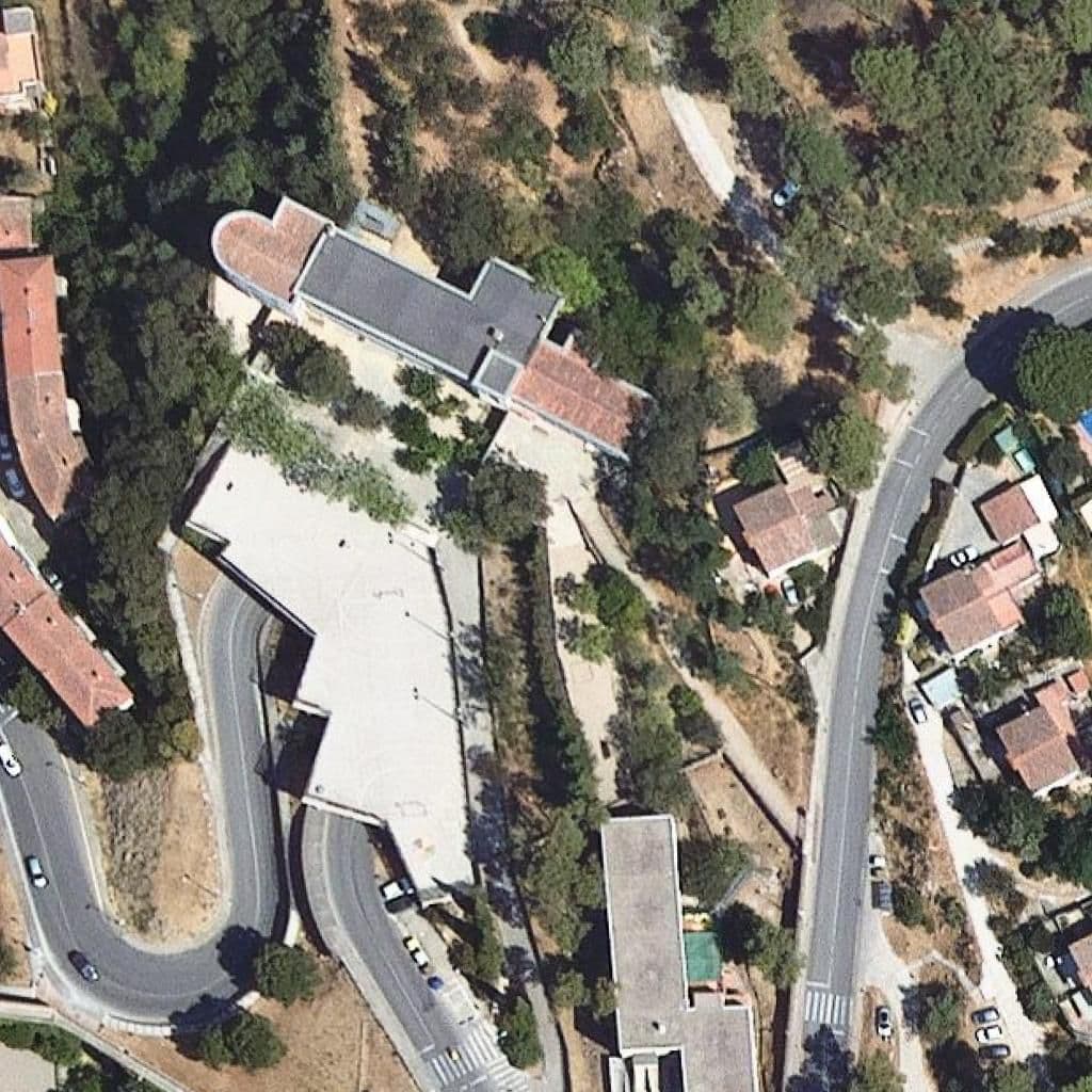 Вид сверху на территорию школы «Escola Montjuïc»