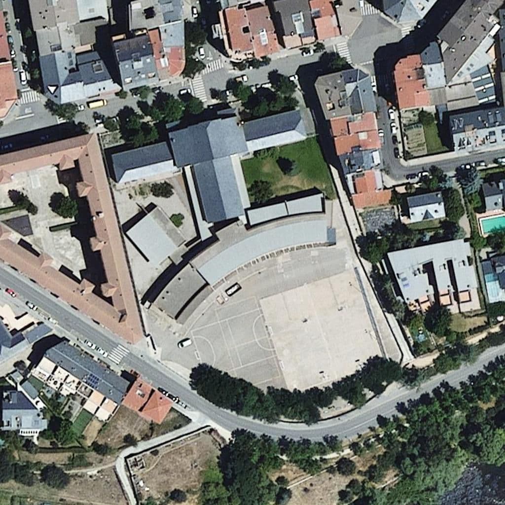 Вид згори на територію школи «Institut Joan Brudieu»