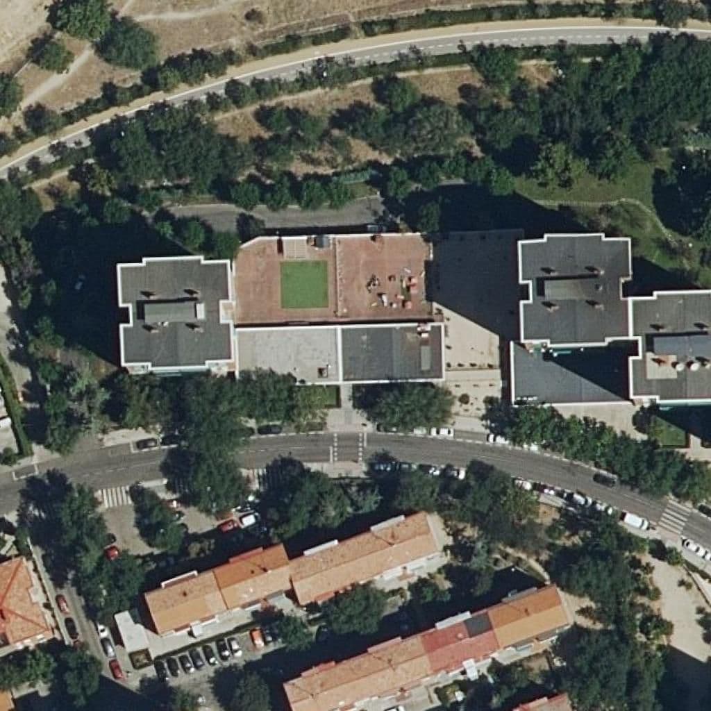 Вид сверху на территорию школы «Liceo Castilla Ii»