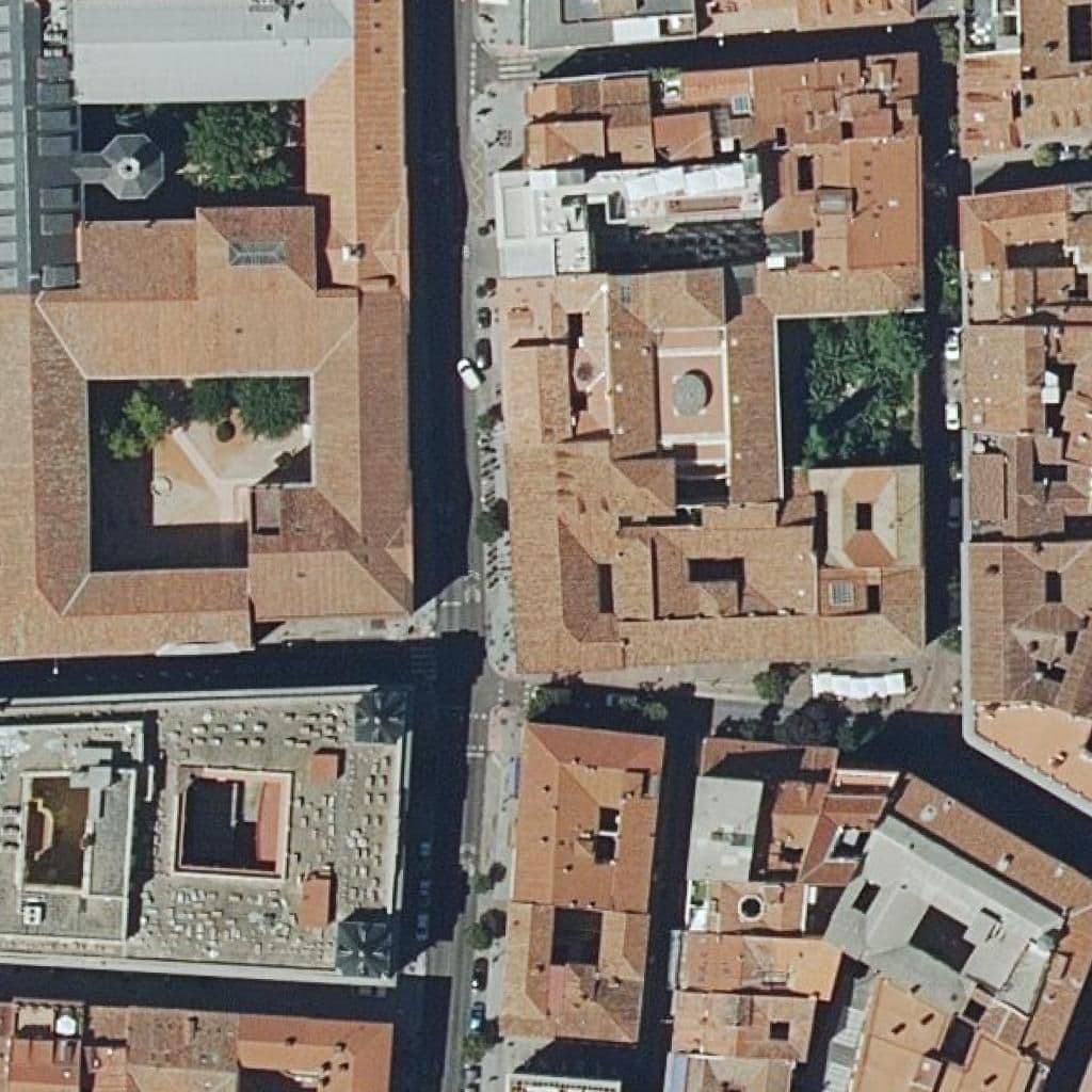 Вид сверху на территорию школы «Escuela Superior De Canto De Madrid»