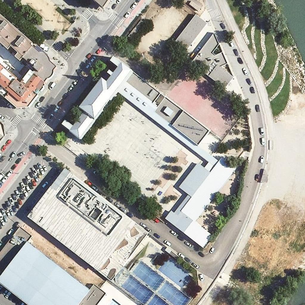 Вид згори на територію школи «Escola Riu Segre»