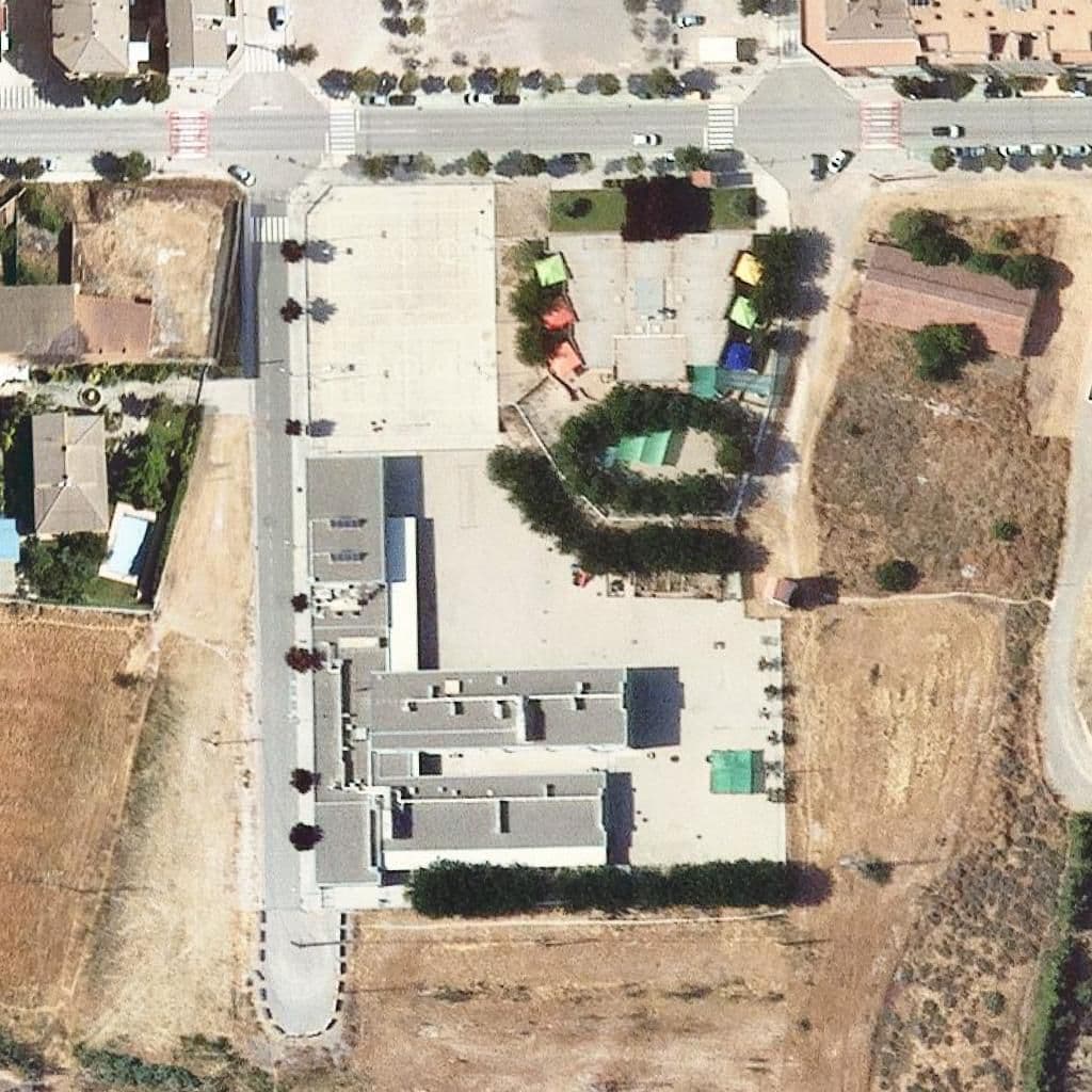 Вид сверху на территорию школы «Escola Maria-Mercè Marçal»