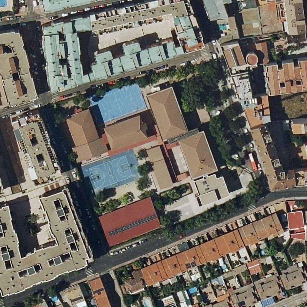 Вид сверху на территорию школы «Villa De Valdemoro»