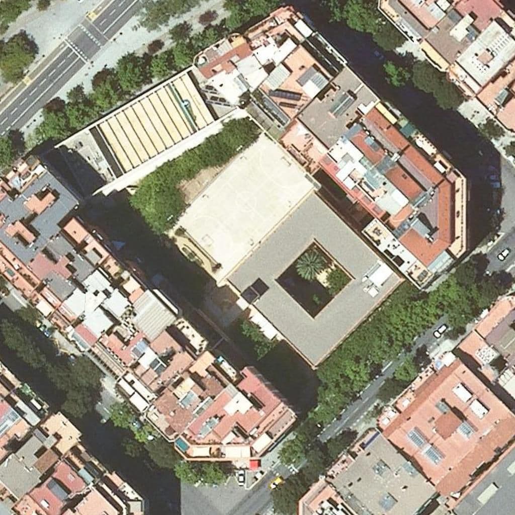 Вид згори на територію школи «Escola Bressol Municipal L'arbret De L'eixample»