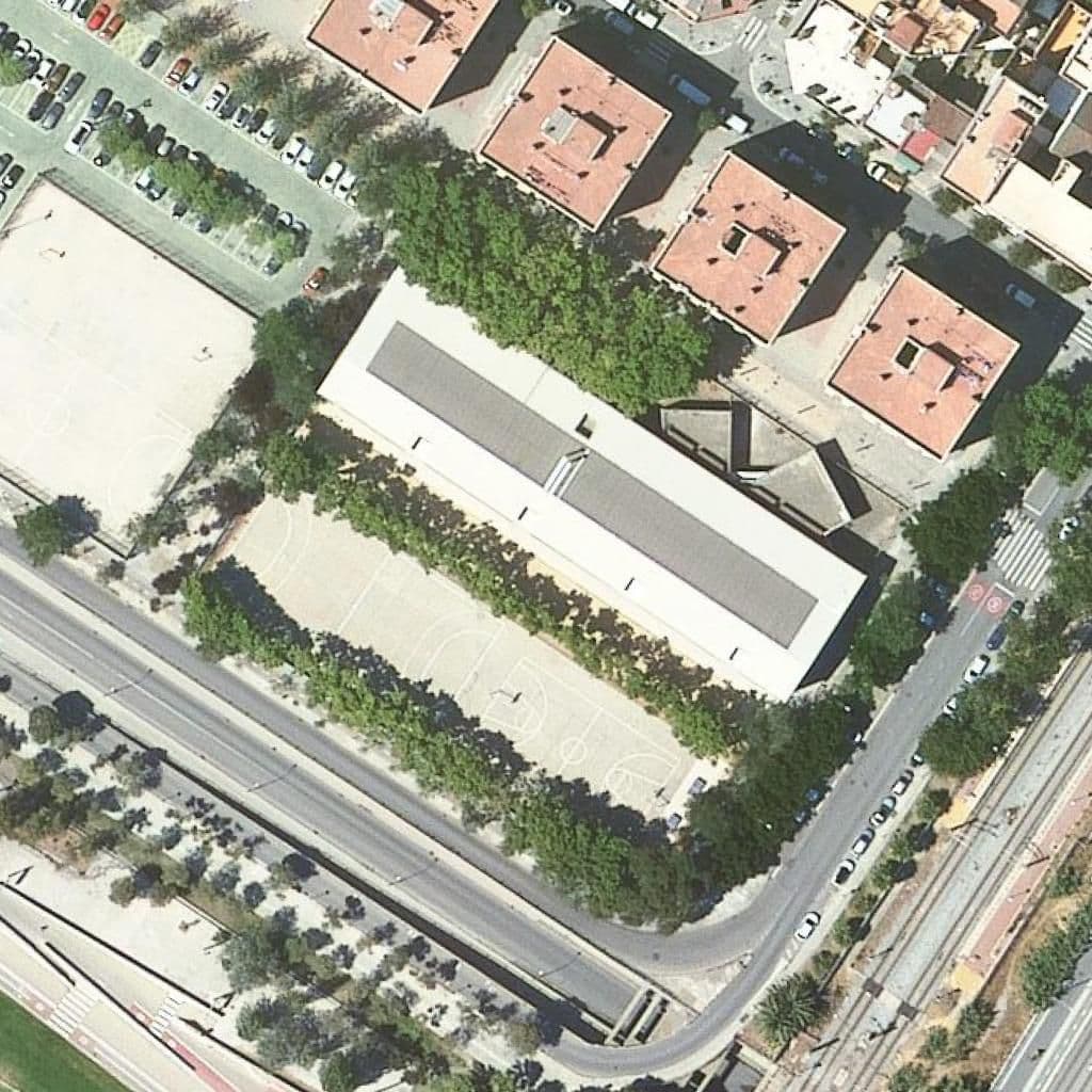 Вид згори на територію школи «Institut Manuel Vázquez Montalbán»