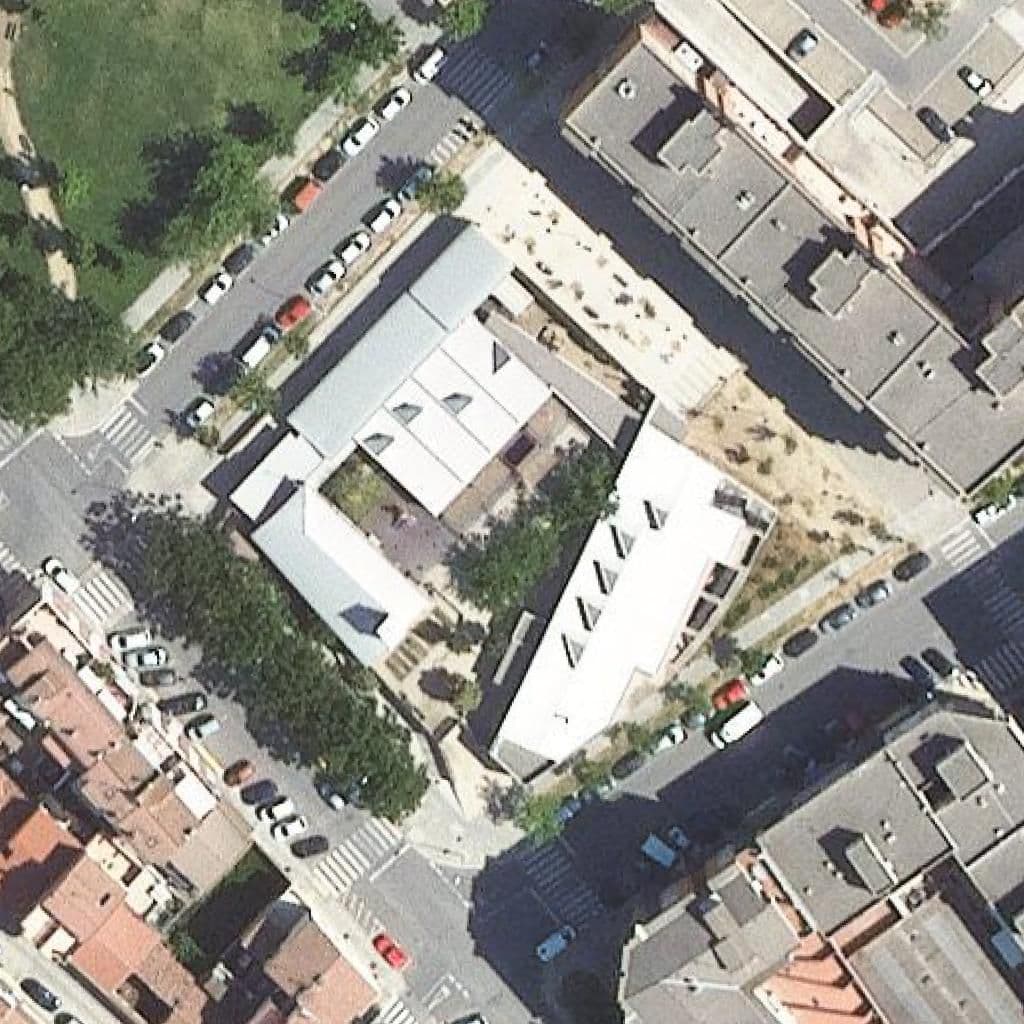 Вид сверху на территорию школы «Escola Bressol Municipal Balàfia»