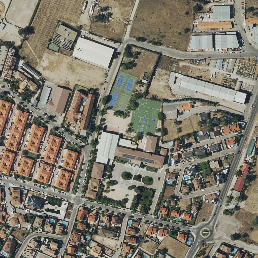 Вид сверху на территорию школы «Villa De Griñon»