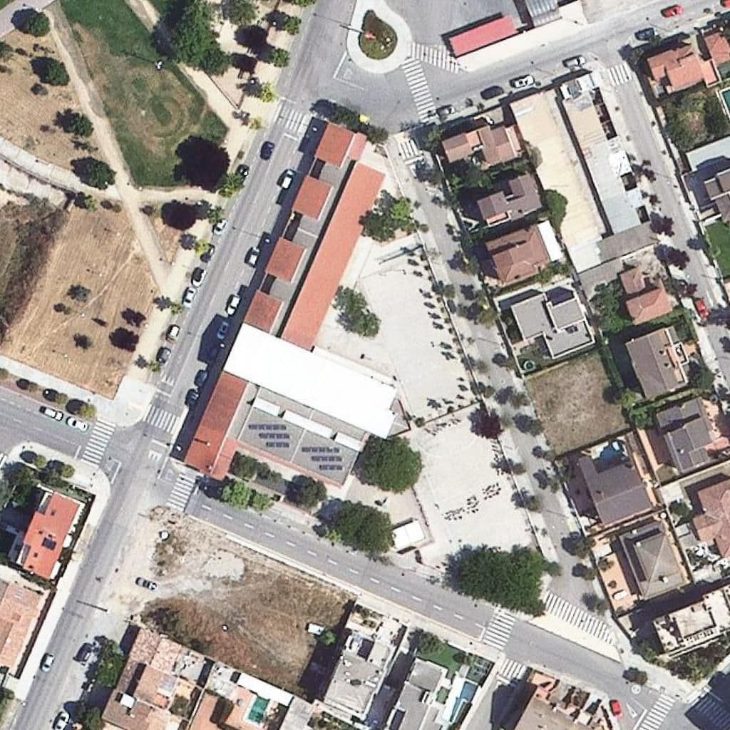 Aerial view of the grounds of Escola Enric Farreny