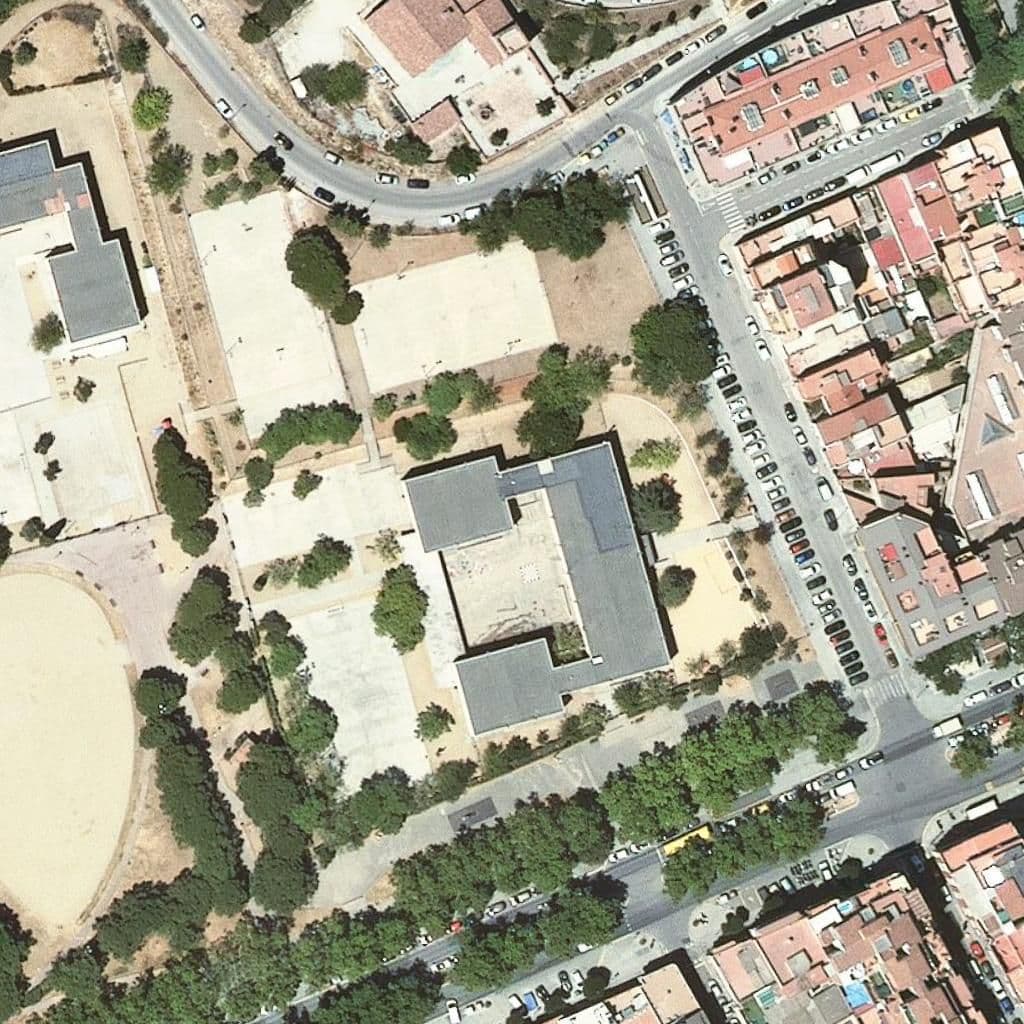 Вид сверху на территорию школы «Escola Joan Llongueras»