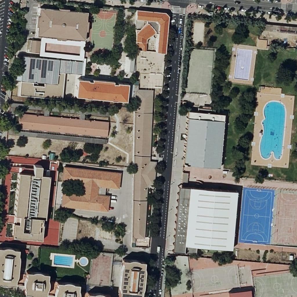 Вид сверху на территорию школы «Jardines De Aranjuez»