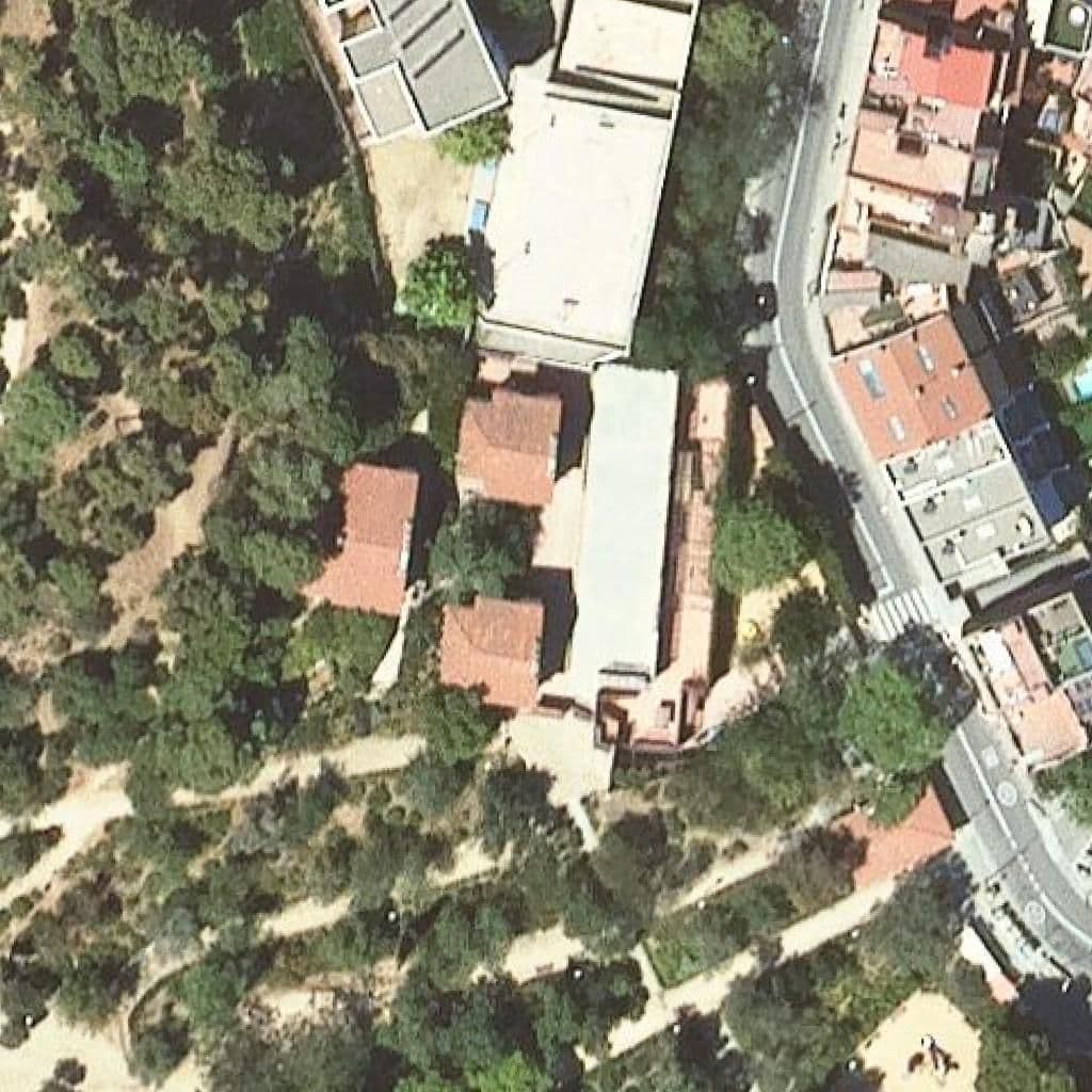 Вид згори на територію школи «Escola Parc Del Guinardó»