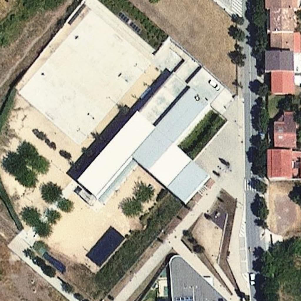 Вид згори на територію школи «Escola El Morrot»