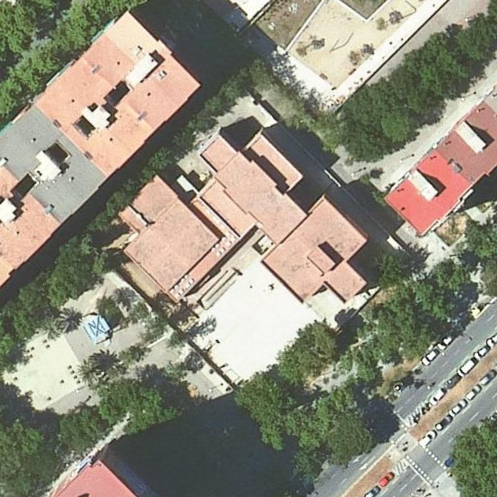 Вид сверху на территорию школы «Escola Joaquim Ruyra»