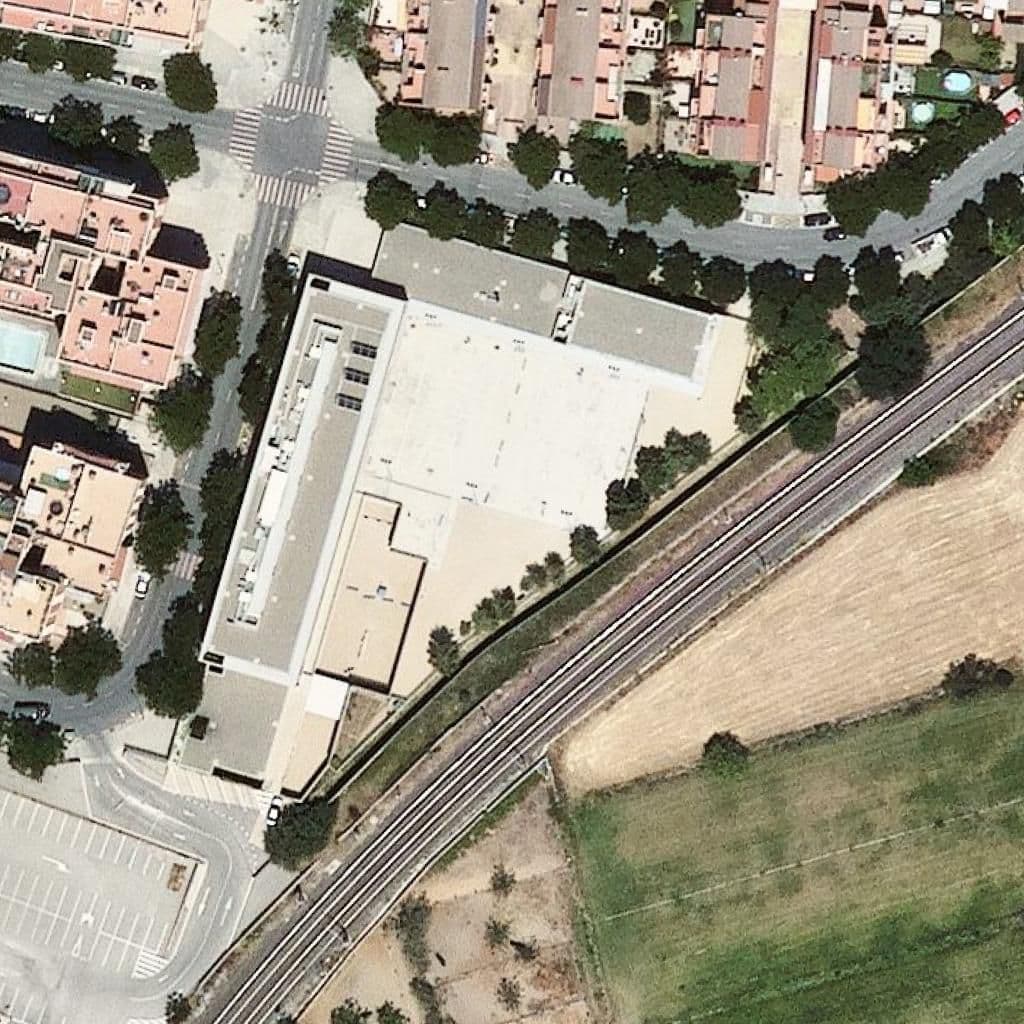 Вид згори на територію школи «Escola Isabel Besora»