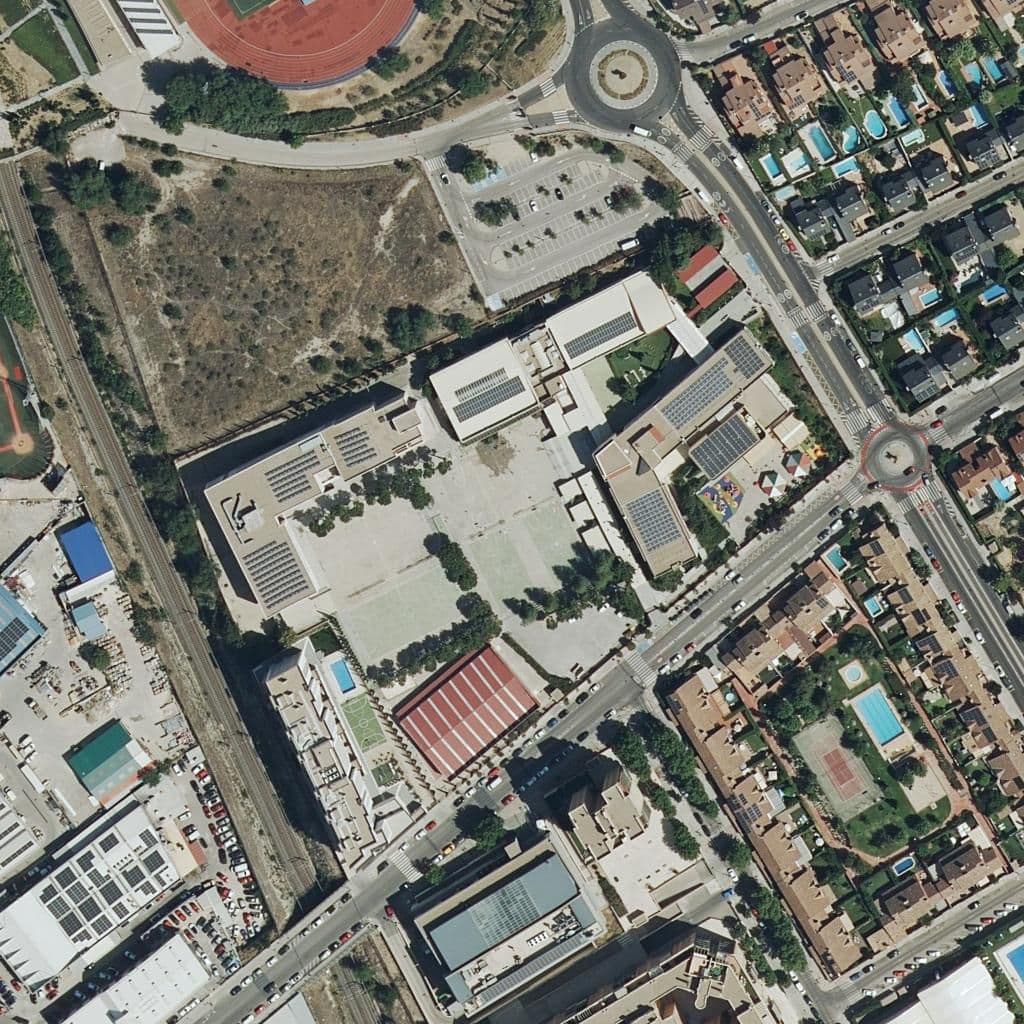 Вид сверху на территорию школы «Luyferivas»
