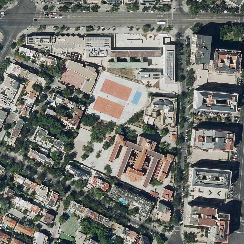 Вид сверху на территорию школы «Hospital Infantil San Rafael»