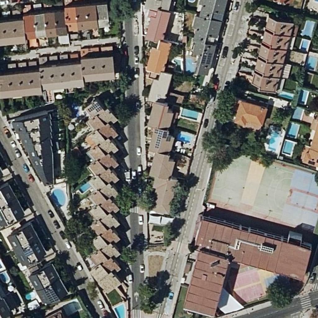 Вид сверху на территорию школы «Mi Casita»