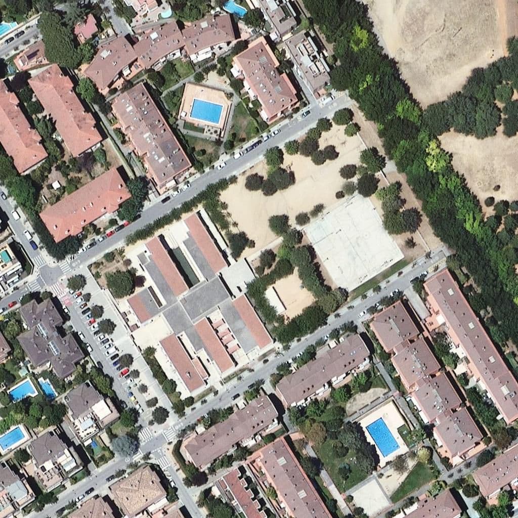 Вид згори на територію школи «Escola Pi D'en Xandri»