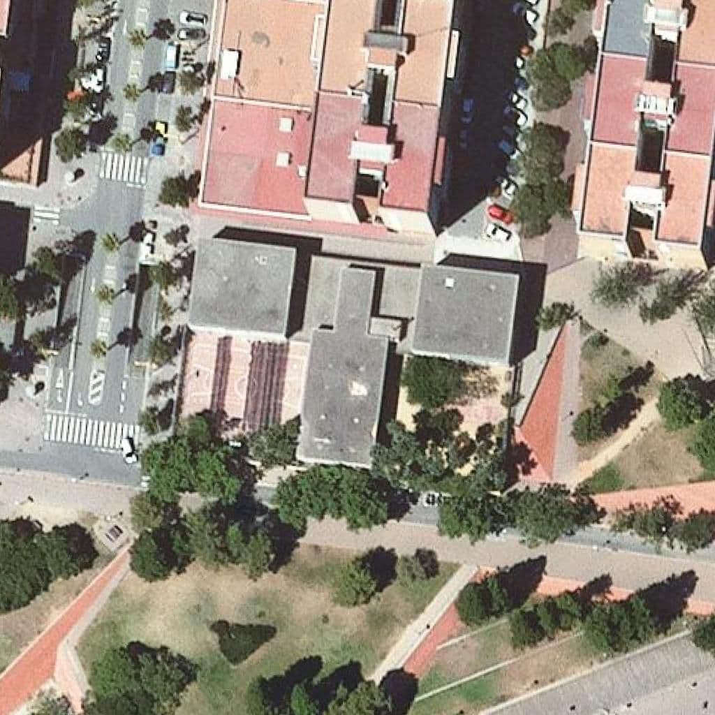 Вид сверху на территорию школы «Escola Àgora»