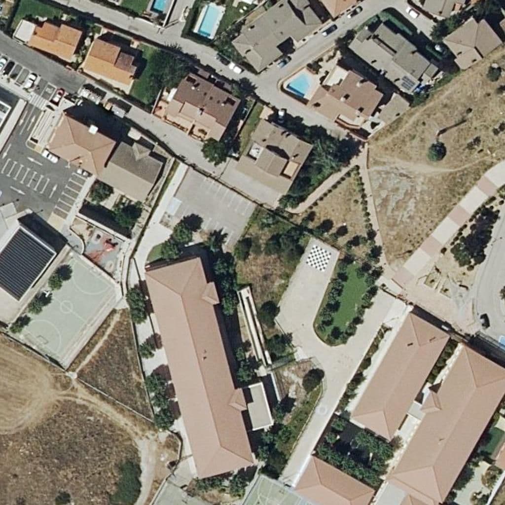 Вид сверху на территорию школы «Sabino Fernandez Campo»