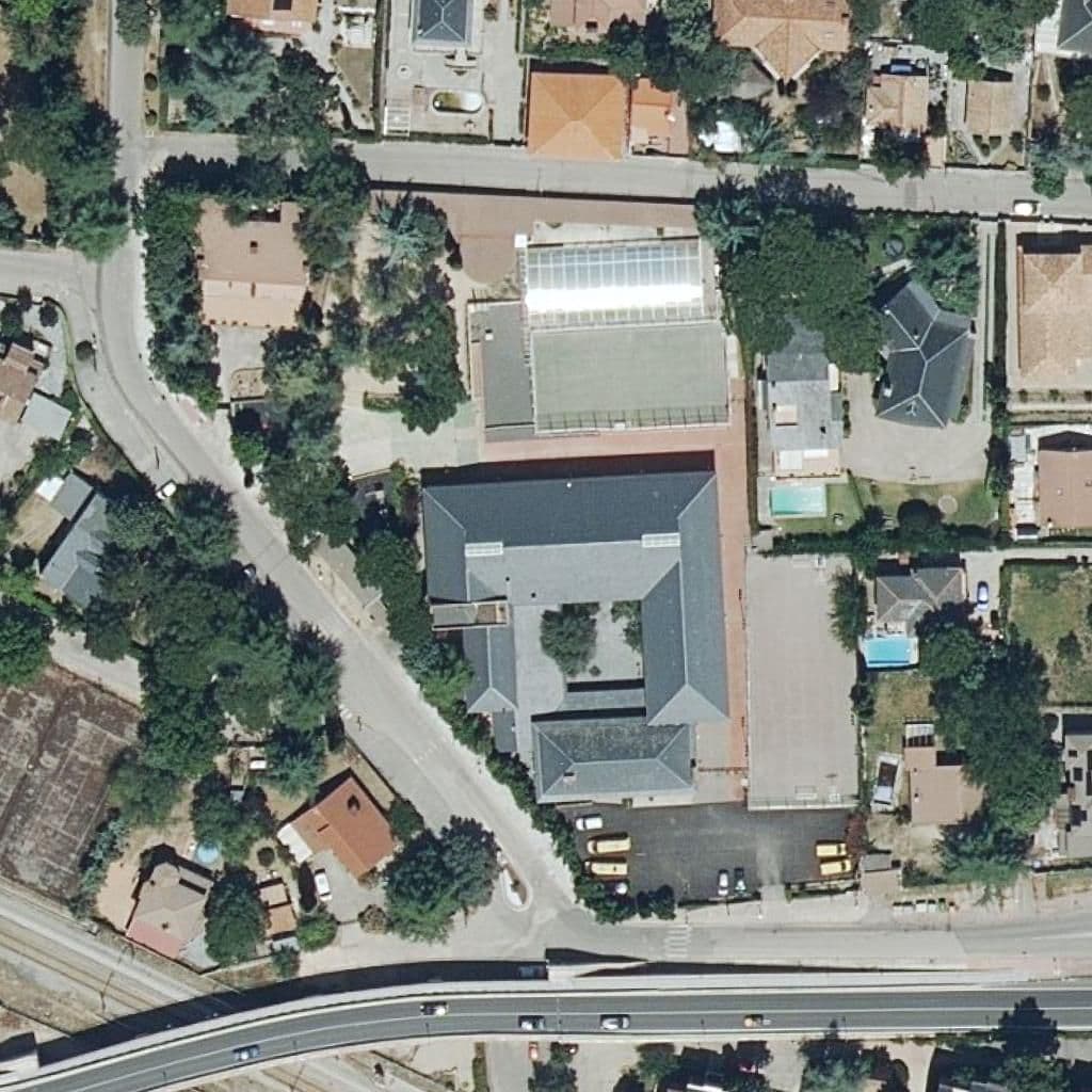 Вид сверху на территорию школы «Mataespesa School»