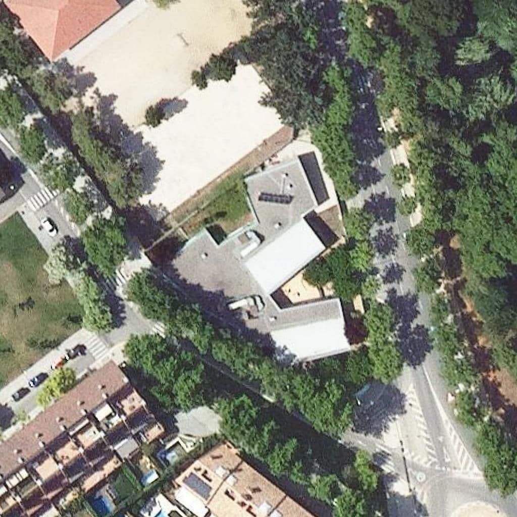 Вид згори на територію школи «Escola Bressol Municipal Colobrers»