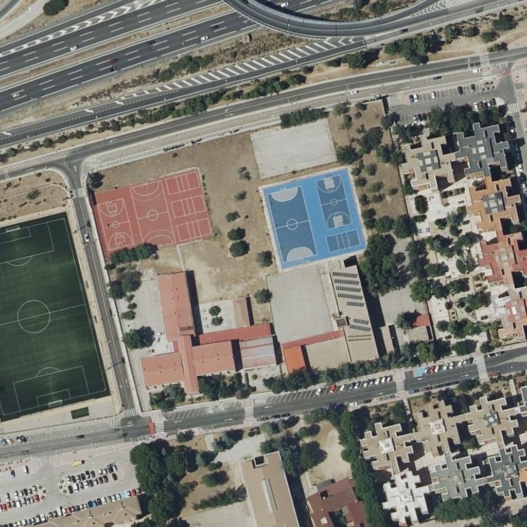 Вид сверху на территорию школы «E.o.i. De Torrejon De Ardoz»