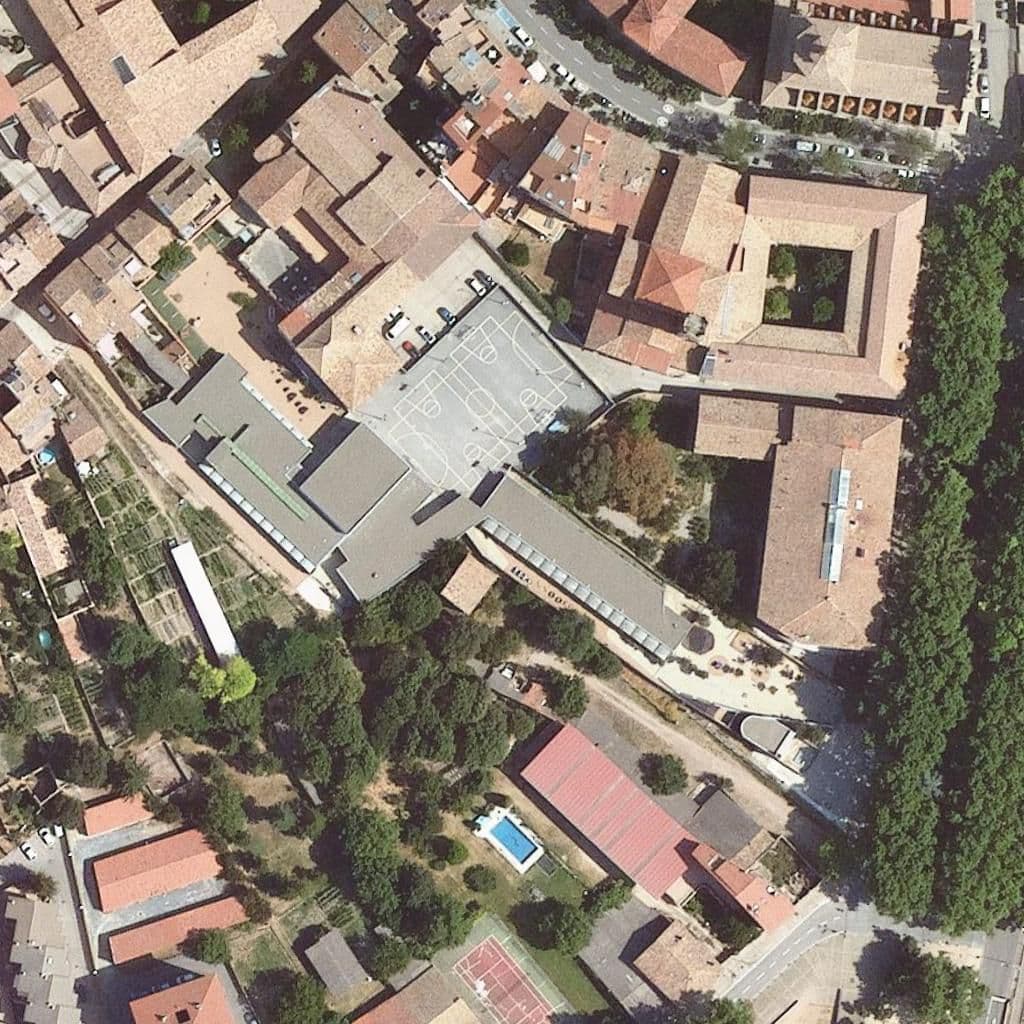 Вид сверху на территорию школы «Escola Vic-Centre»