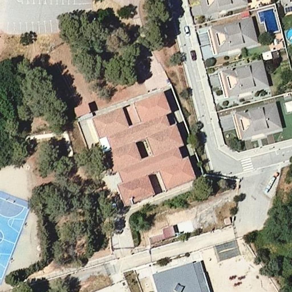 Вид згори на територію школи «Escola Àngel Guimerà»