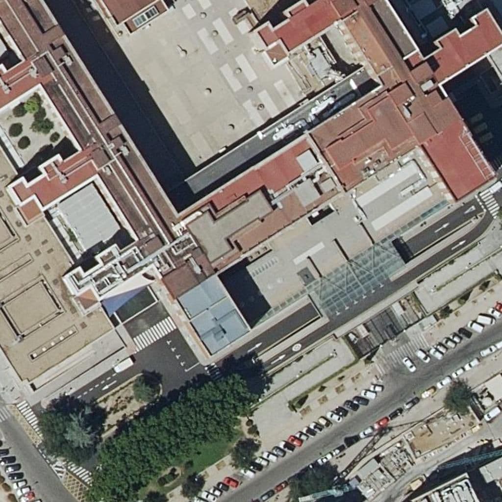 Вид сверху на территорию школы «Escuela De Formacion Espec. Imagen Diag. Hospital Clinico San Carlos»
