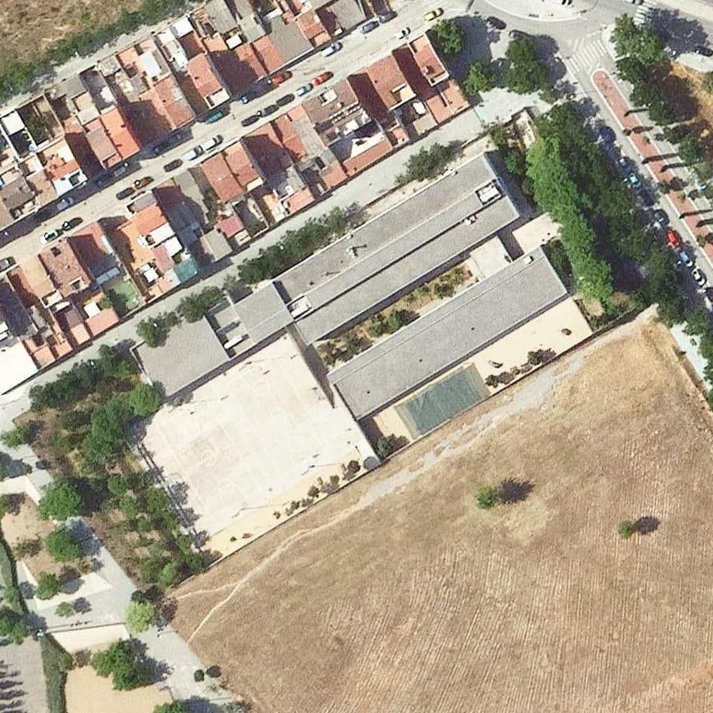 Вид згори на територію школи «Escola Cifuentes»